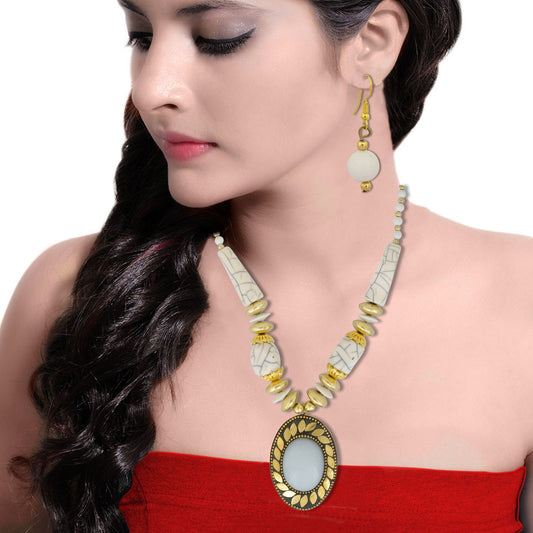 Gold plated Brass, Oval shape, White Howlite (White Turquoise) and Jade Fashion necklace set